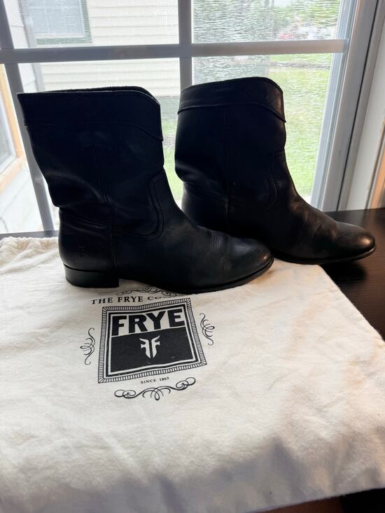 Frye Shoes - Frye Melissa Short Pull On Boots Black Leather Women’s 8.5 Classic Riding Ankle